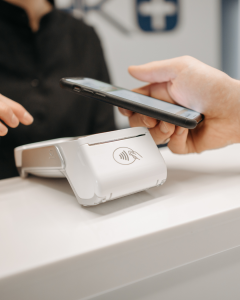 Smart retail technology solutions connecting customer behavior insights to digital signage